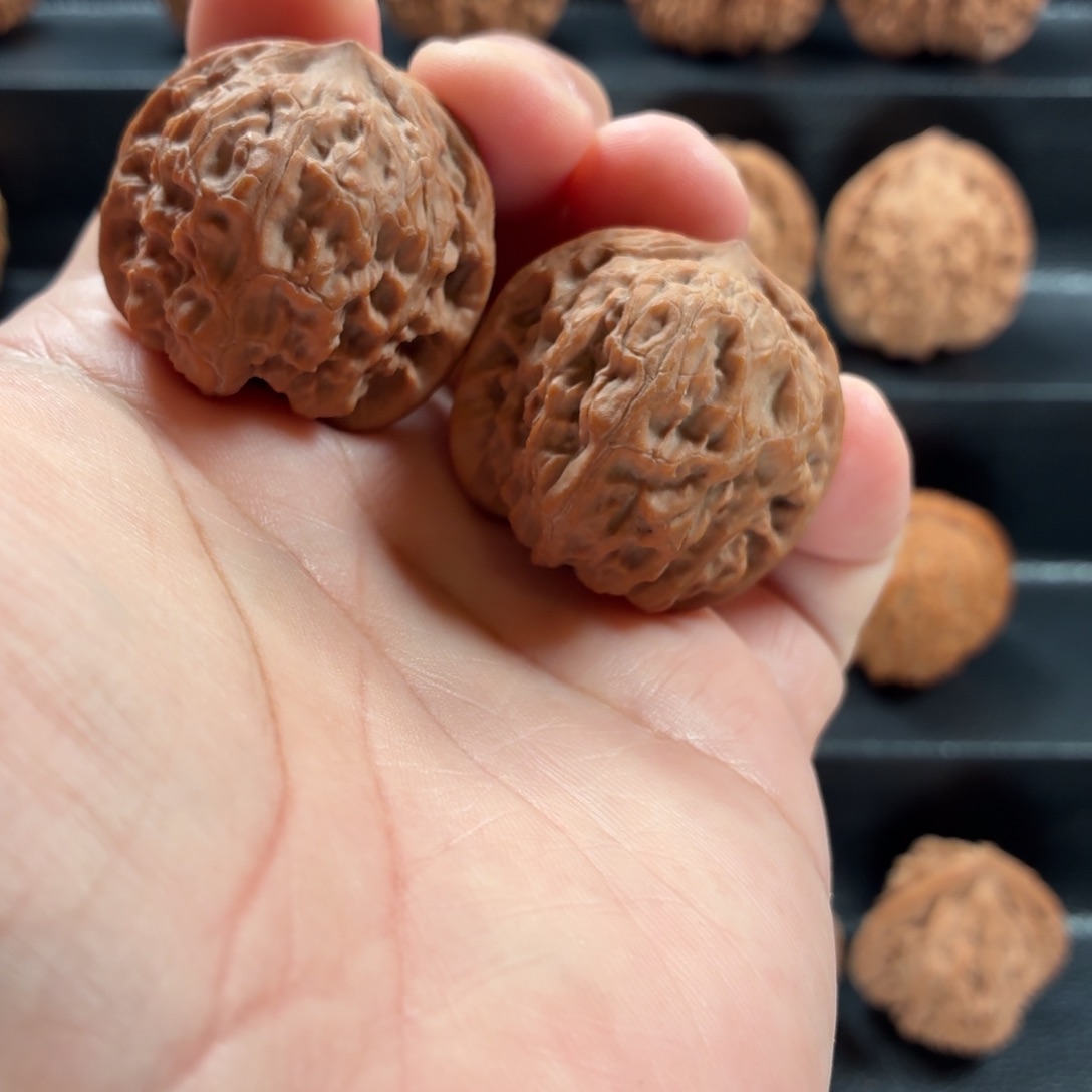 把件桃核野生原树红钻36