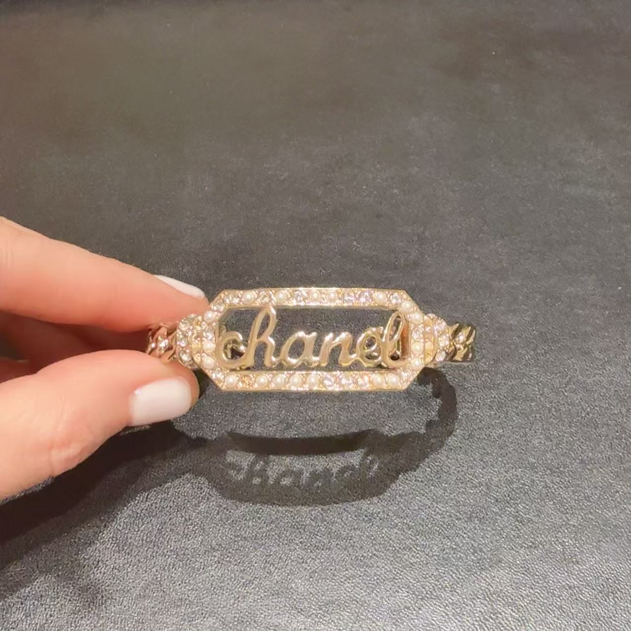 99新 Chanel/香奈儿 24-23B 淡金色字母logo珍珠闪钻开口手镯/S码