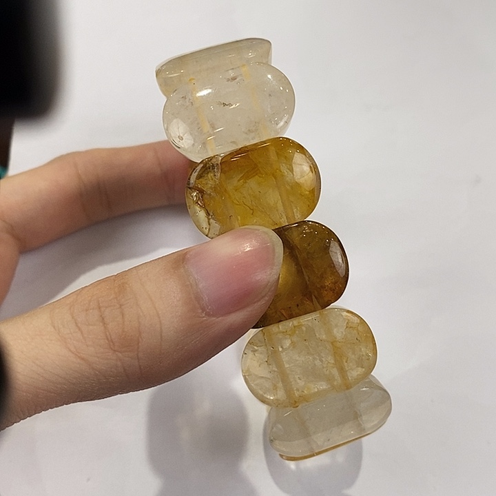 琥珀未镶嵌颈饰多人