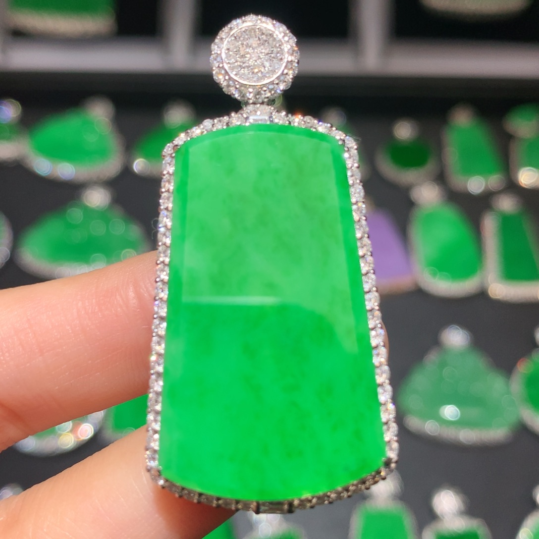 翡翠颈饰18K金镶嵌翡翠