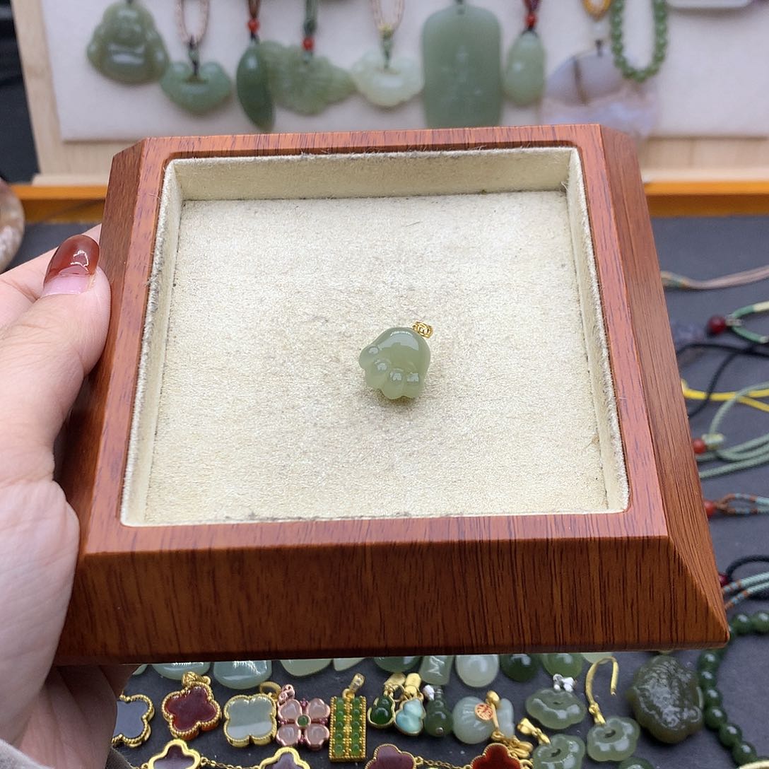 和田玉吊坠(不含链)18K金镶嵌