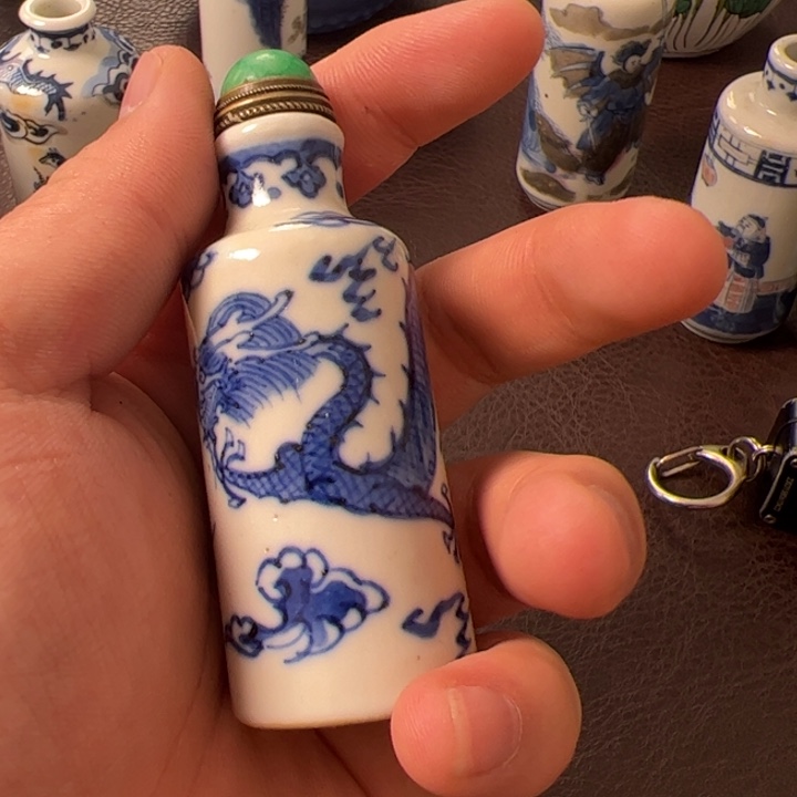 青花花卉纹鼻烟壶