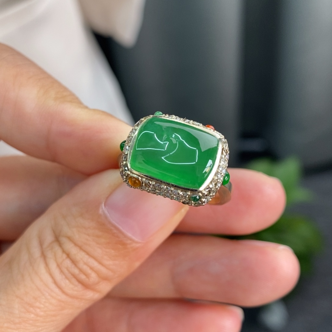 翡翠戒指18K金镶嵌一汪绿水