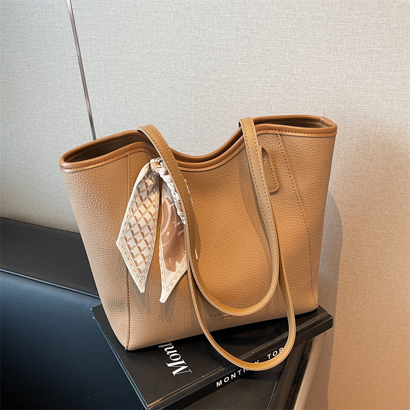 托特包包女2025新款百搭大包网红单肩包通勤洋气大容量小众妈咪包