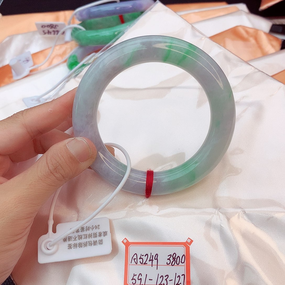 翡翠手镯未镶嵌翡翠