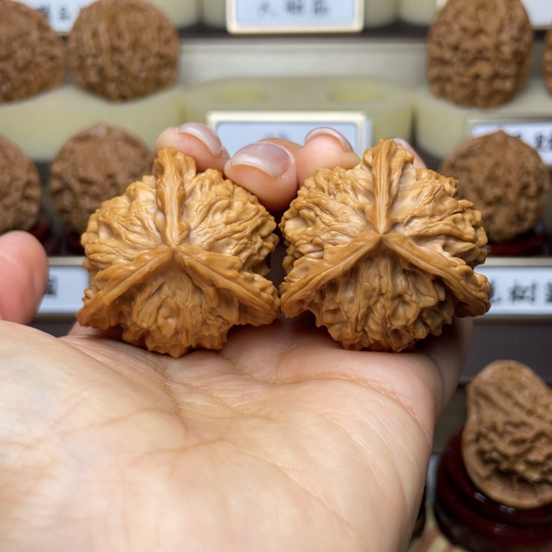 文玩核桃把件盘山三棱