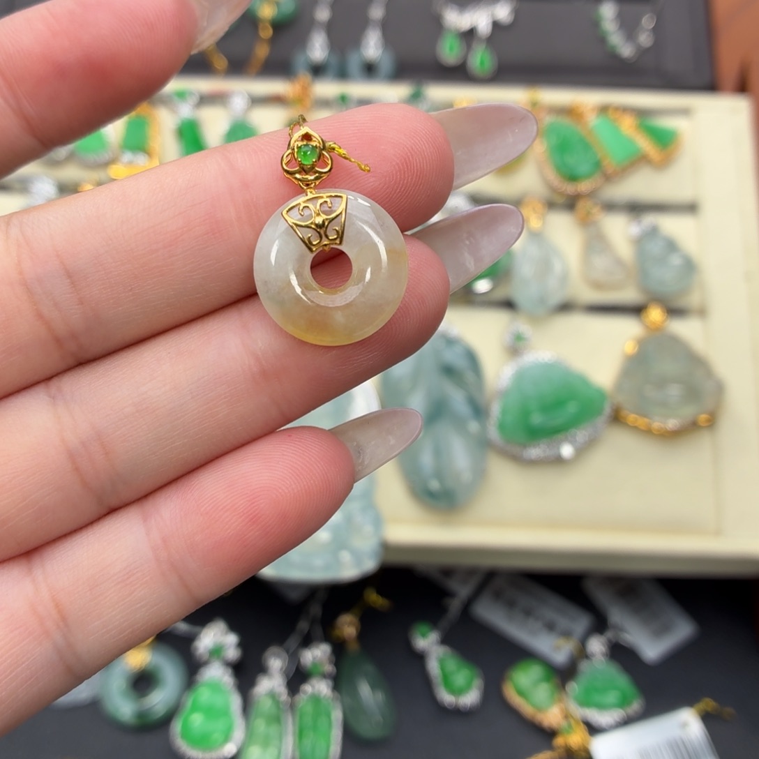 颈饰18K金镶嵌翡翠