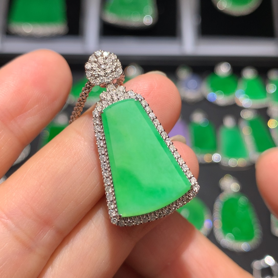 翡翠颈饰18K金镶嵌翡翠