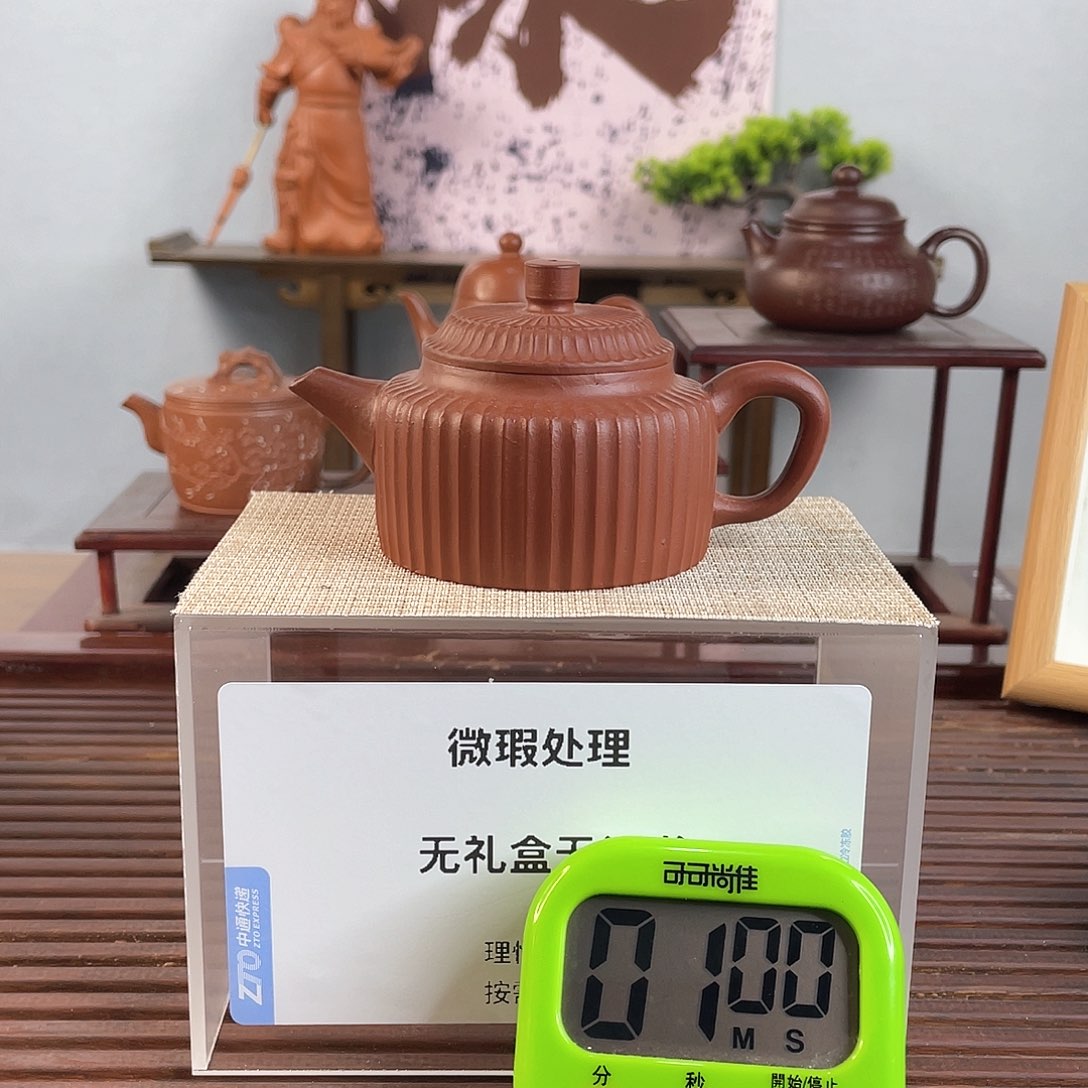 紫砂茶壶猴*一个人吃东西