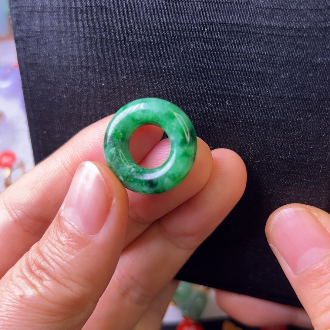 翡翠颈饰未镶嵌地*婆玉环扣