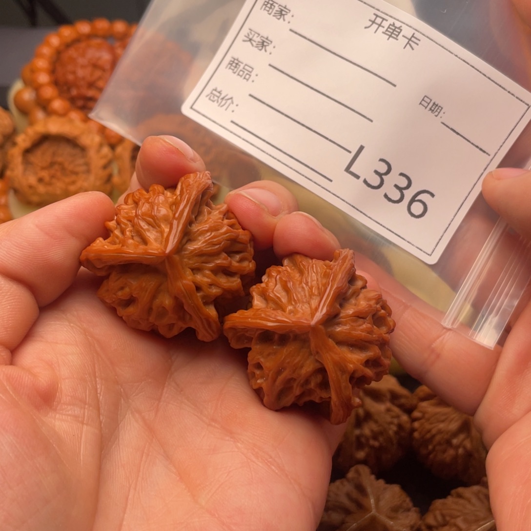 午***士文玩核桃吊坠40红皮三棱