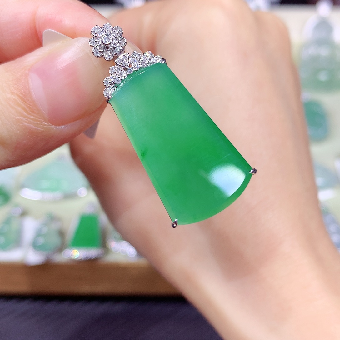 翡翠18K金镶嵌颈饰无事牌