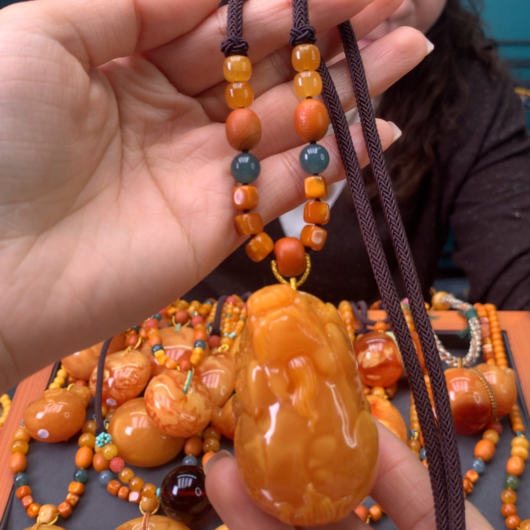 蜜蜡未镶嵌颈饰貔貅