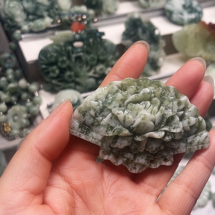 透闪石-蛇纹石玉颈饰未镶嵌