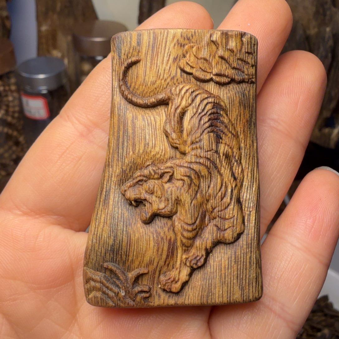 沉香枕沉香海南老白棋下山虎雕刻13.3克