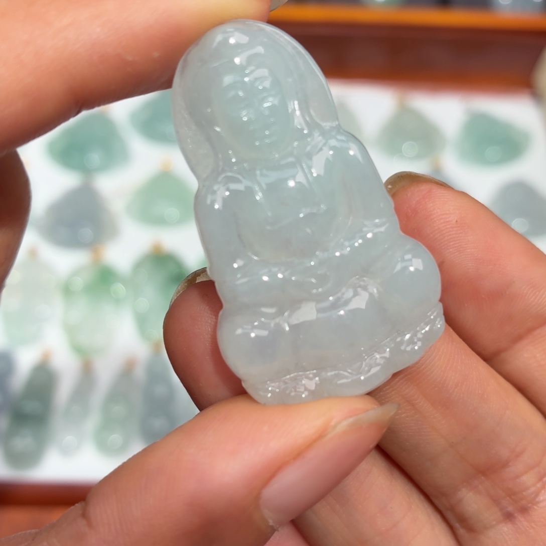 翡翠未镶嵌颈饰观音