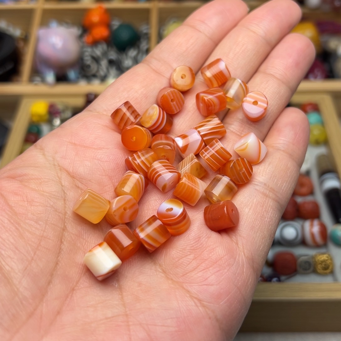 玛瑙/玉髓8mm红缠丝直切未镶嵌多样性发其中两颗