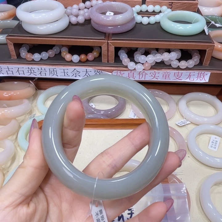 微***主石英质玉手镯未镶嵌