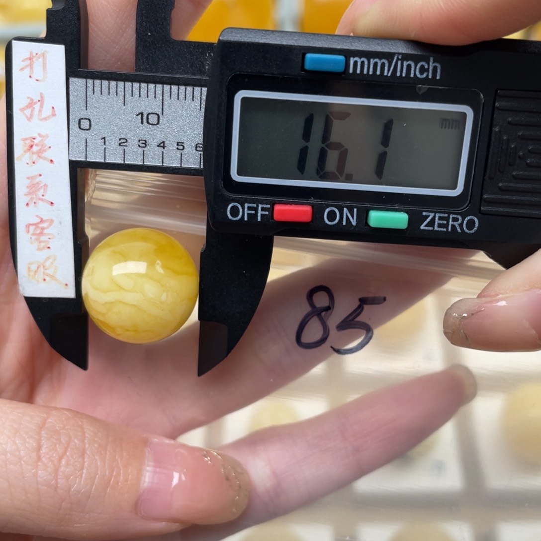 蜜蜡裸石未镶嵌黑**妖蜜蜡