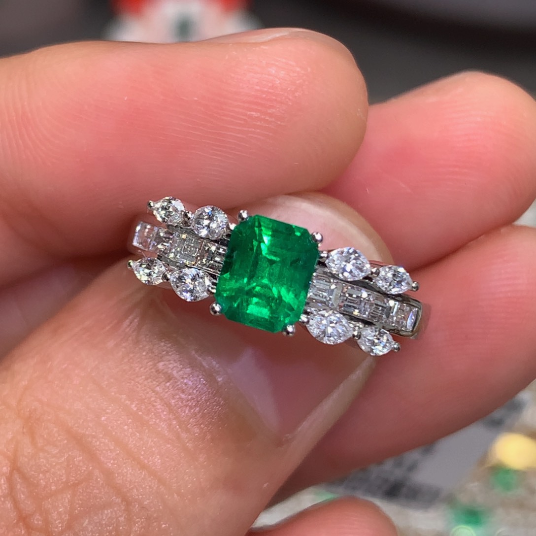 祖母绿戒指18K金镶嵌