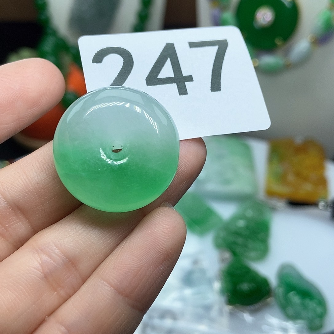 翡翠吊坠(赠链)未镶嵌