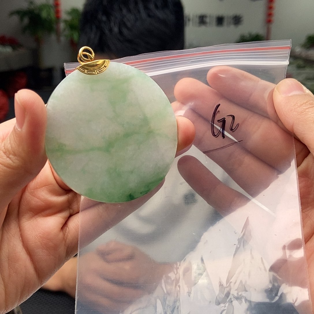 翡翠18K金镶嵌颈饰颜色多样性发拍一发一