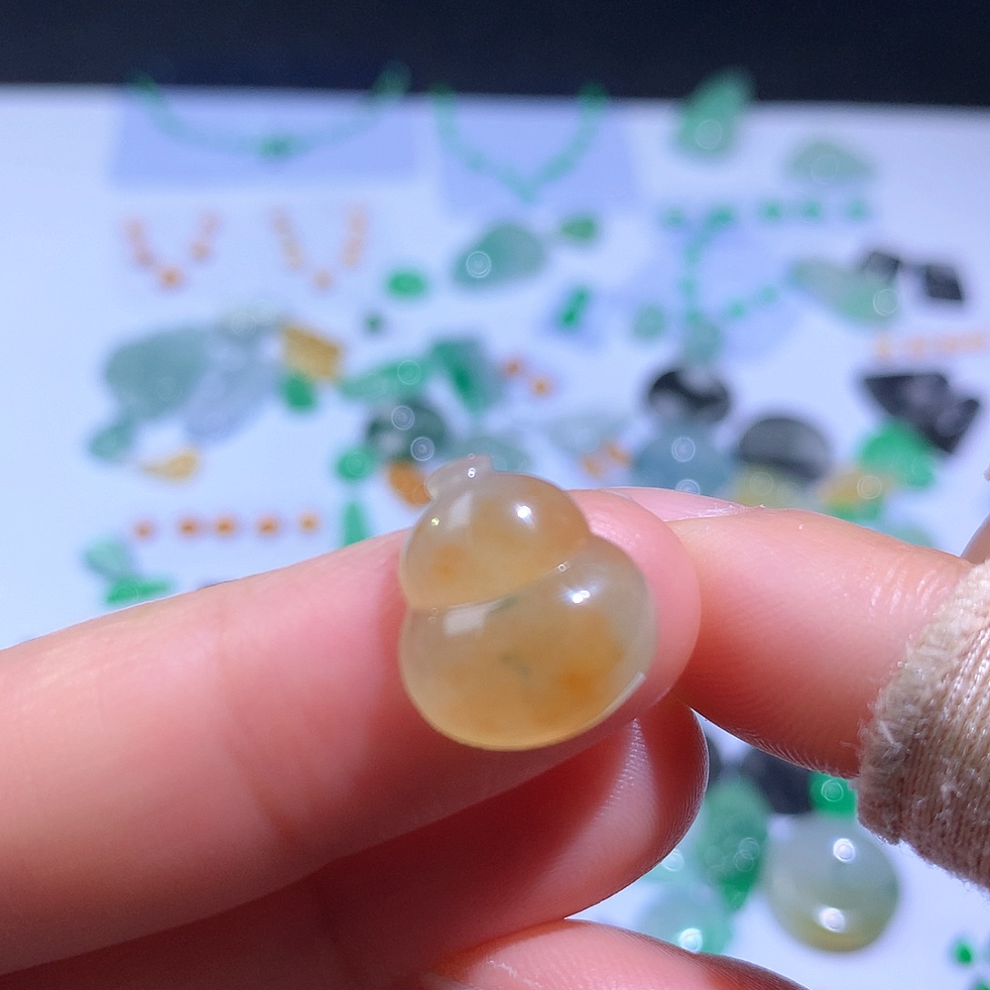 翡翠颈饰未镶嵌葫芦