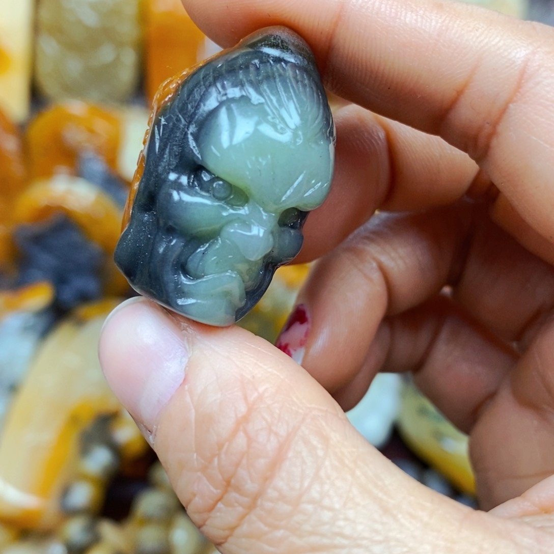 石英质玉（黄龙玉）未镶嵌颈饰