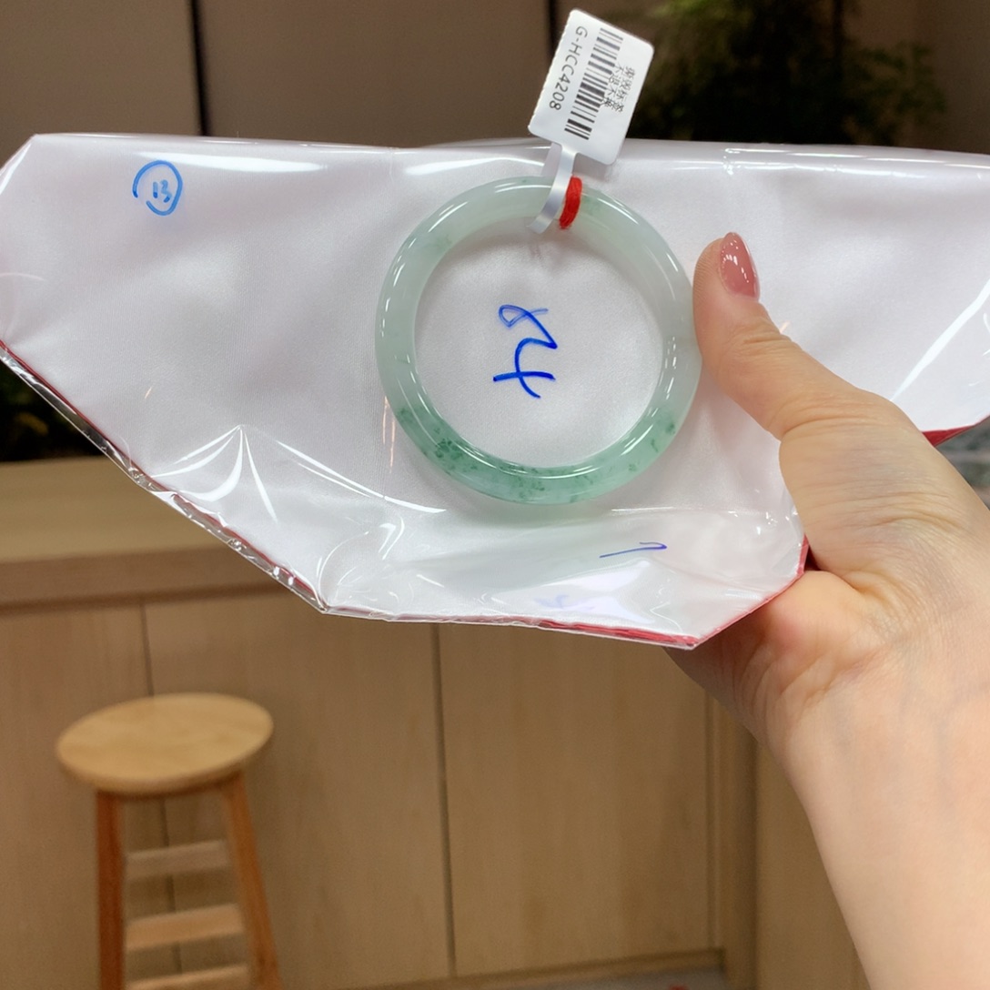 翡翠手镯未镶嵌不退不换