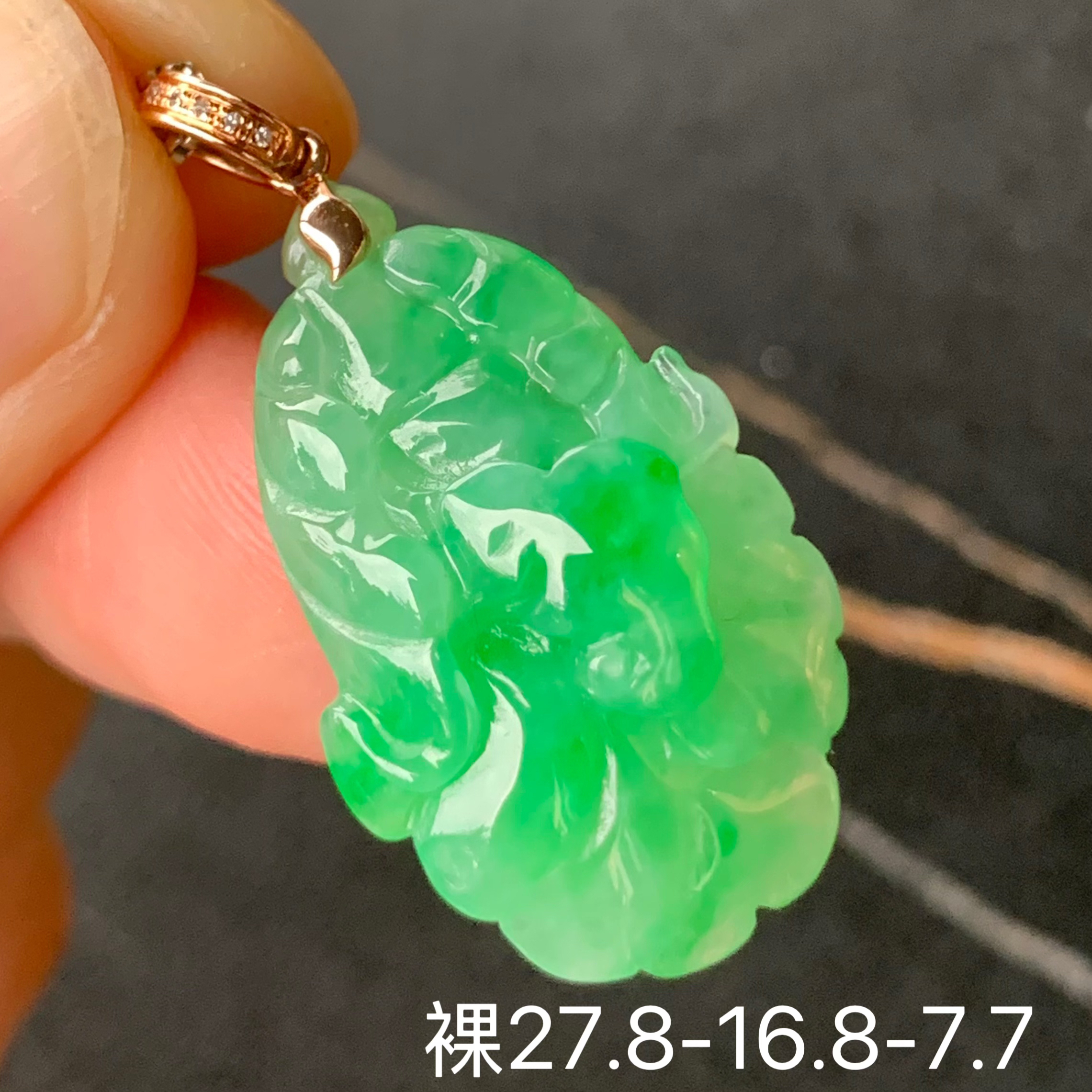 冰飘绿白菜天然翡翠吊坠 镶嵌精致 女生配饰