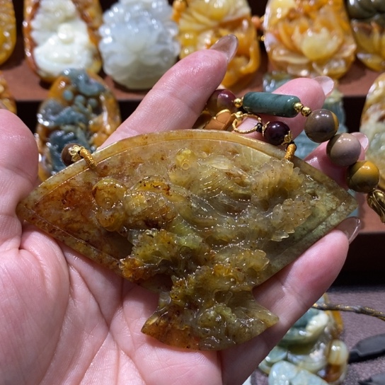 蛇纹石玉未镶嵌颈饰