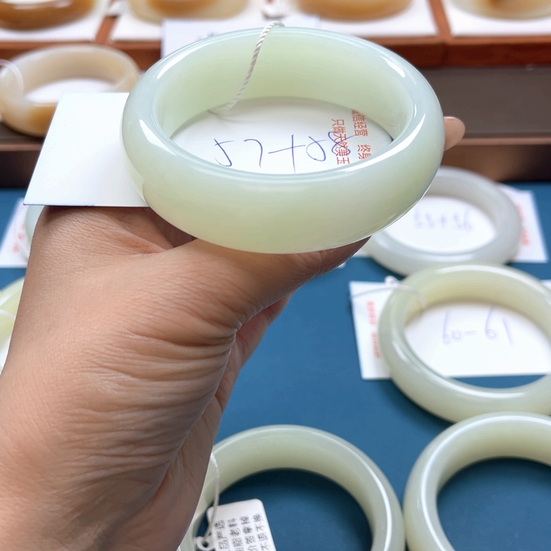 未镶嵌手镯和田玉