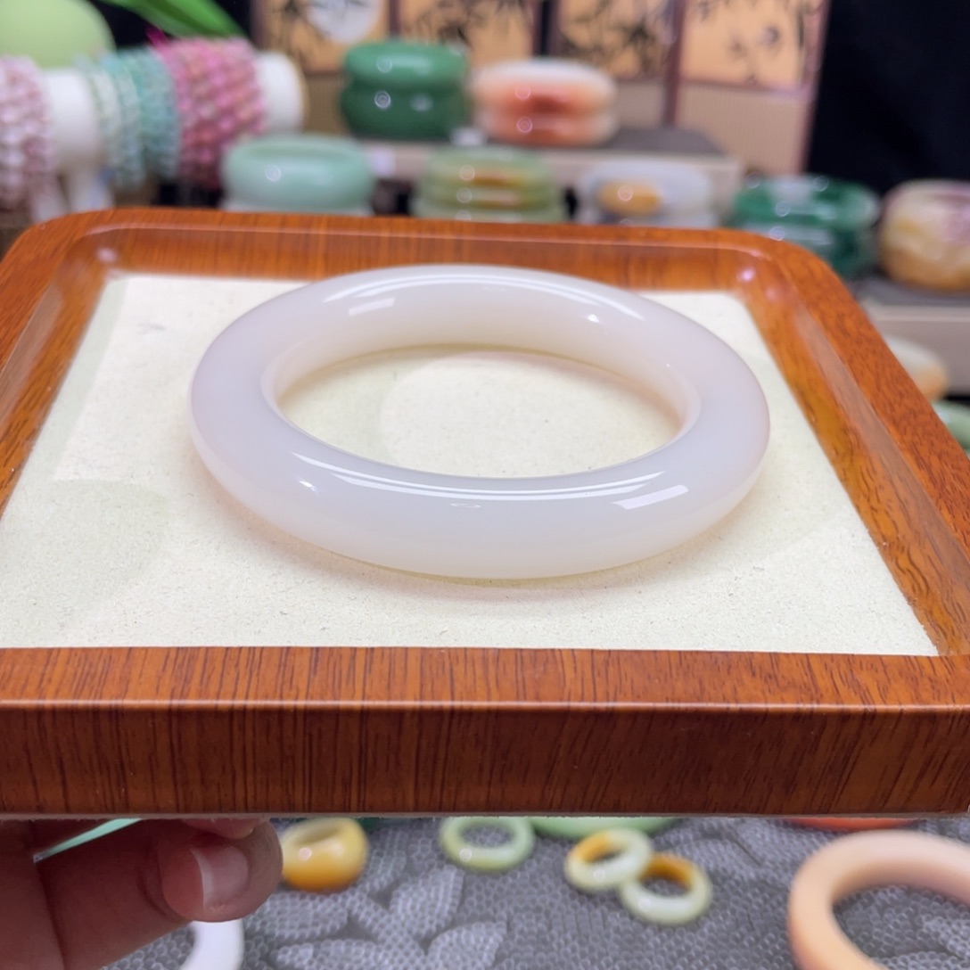 阿***林石英质玉未镶嵌手镯