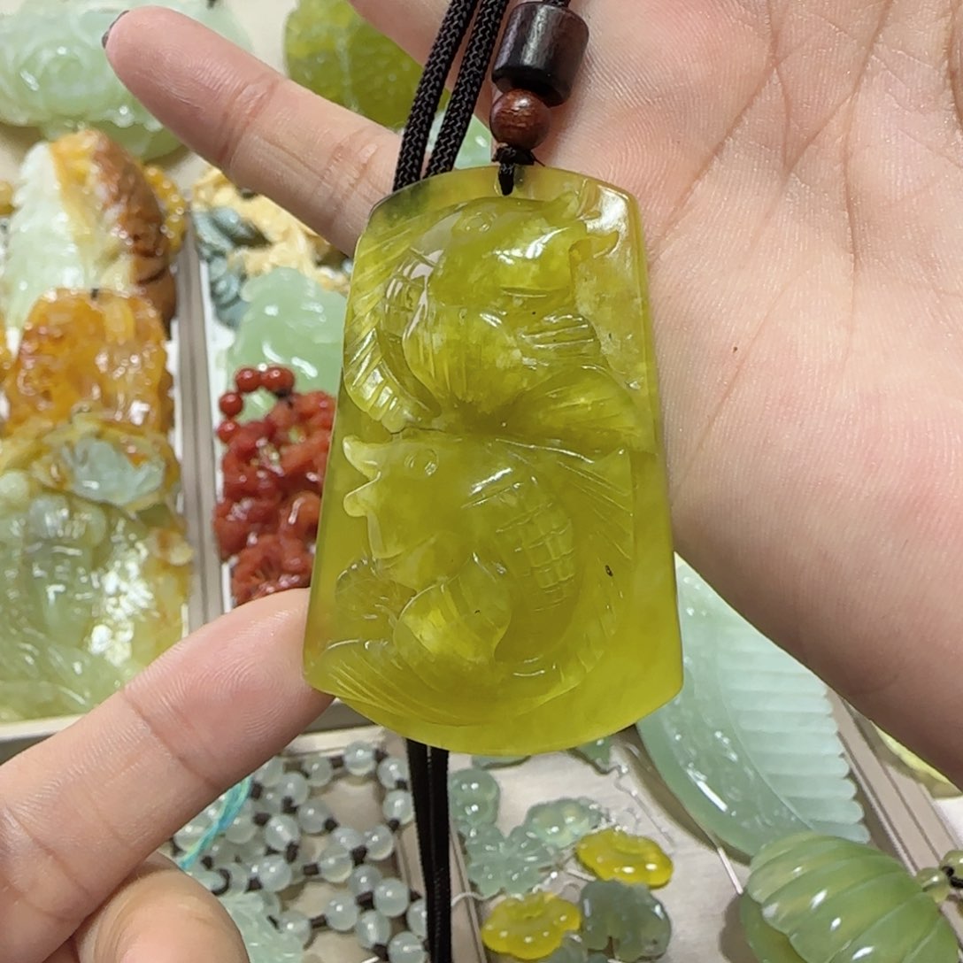 未镶嵌蛇纹石玉吊坠