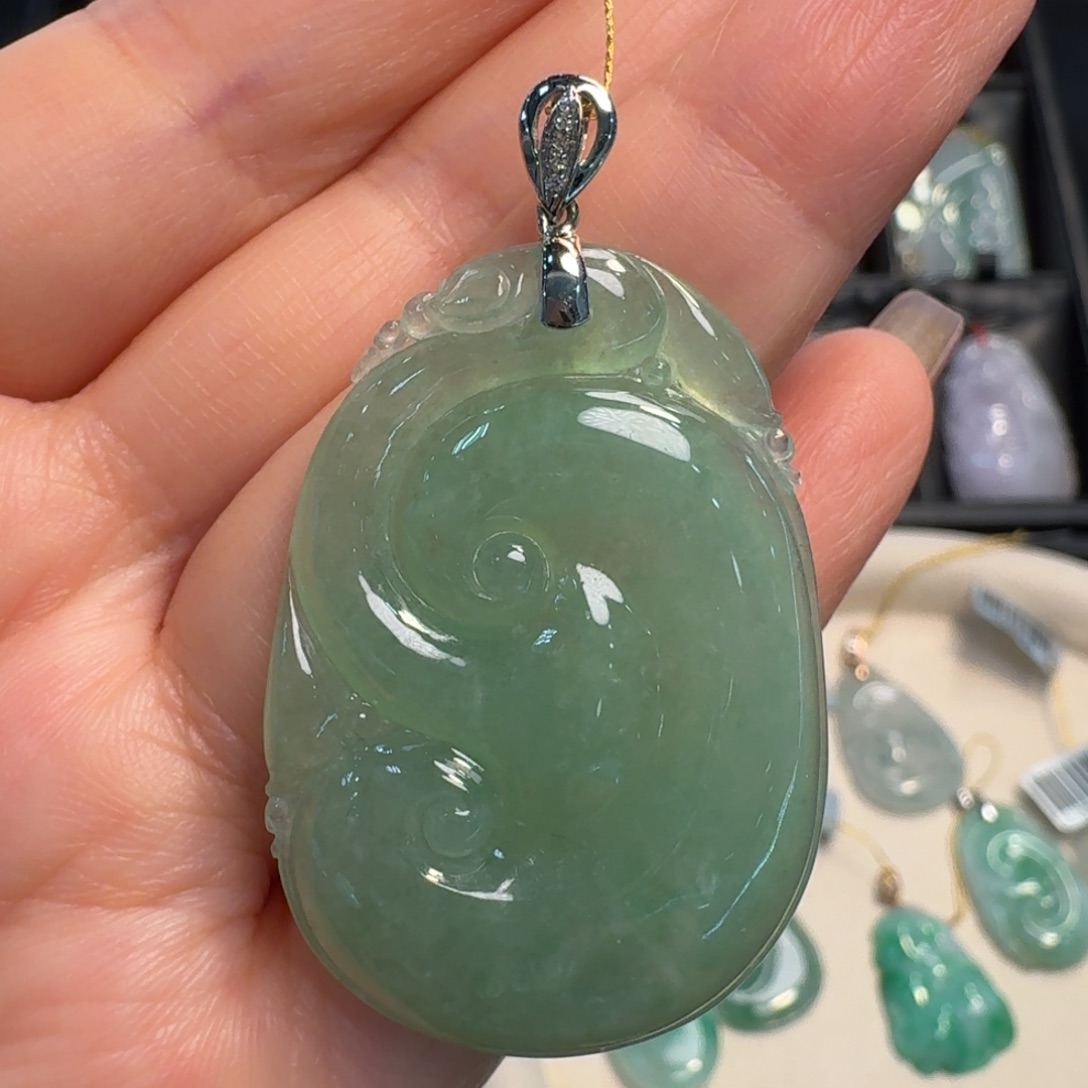 翡翠18K金镶嵌颈饰如意