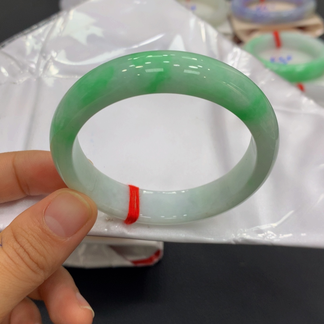 翡翠手镯未镶嵌翡翠
