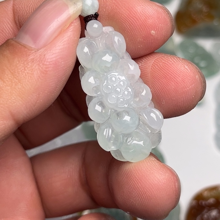 翡翠未镶嵌颈饰荷花