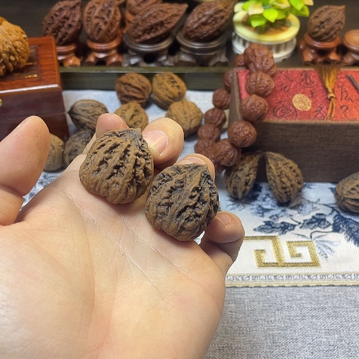 核桃东北楸子手把件