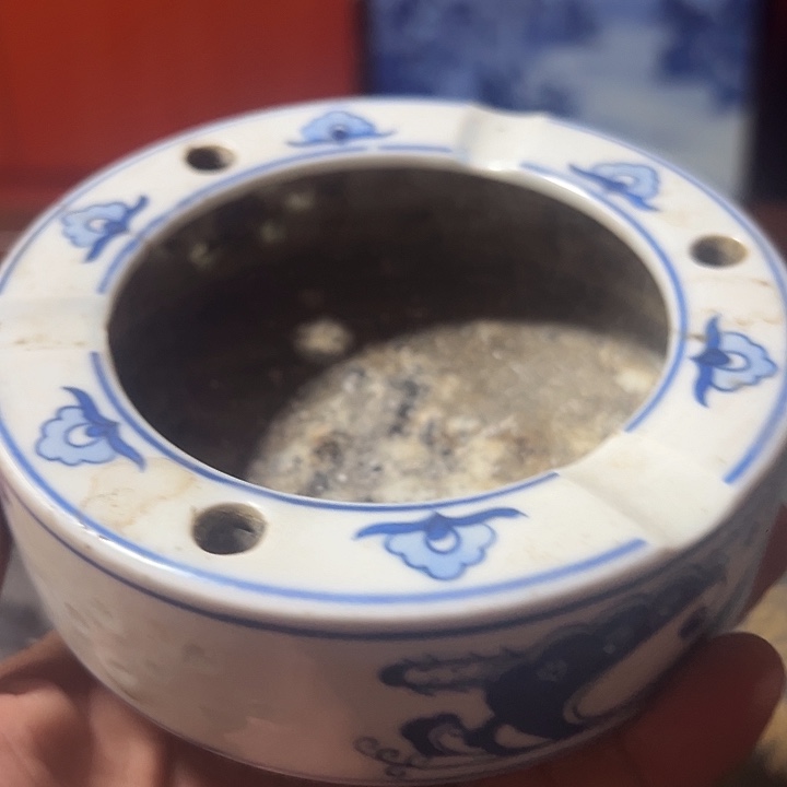 摆件景德镇陶瓷烟灰缸。