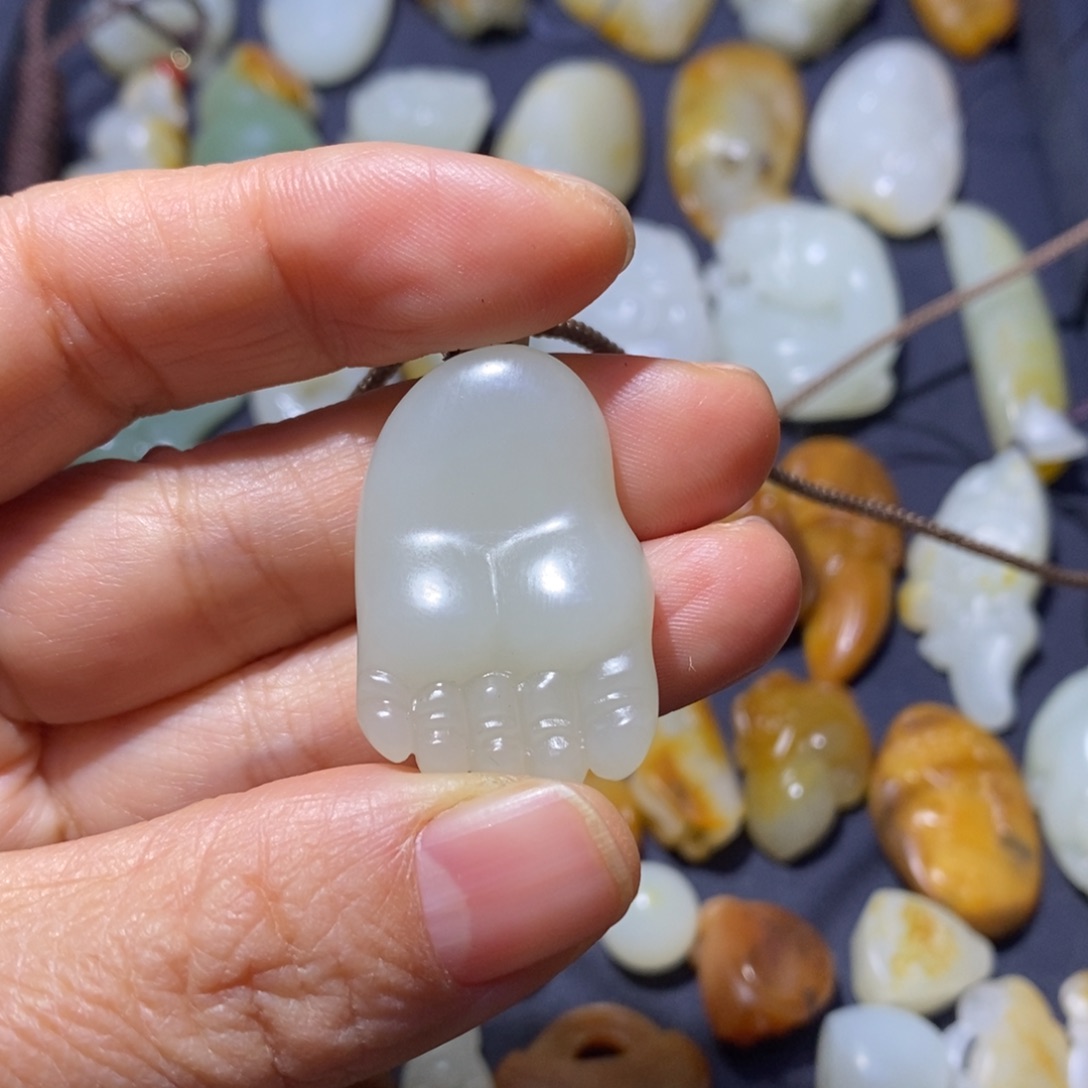 故***声和田玉未镶嵌颈饰