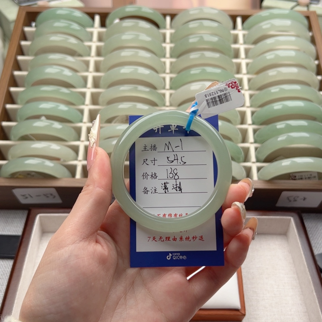 潇***厨东陵石未镶嵌手镯