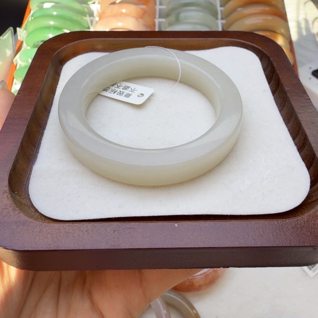 石英质玉（佘太翠）未镶嵌手镯