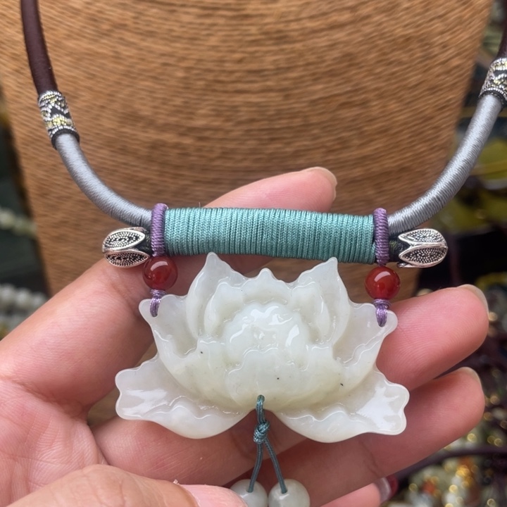 蛇纹石玉吊坠合金