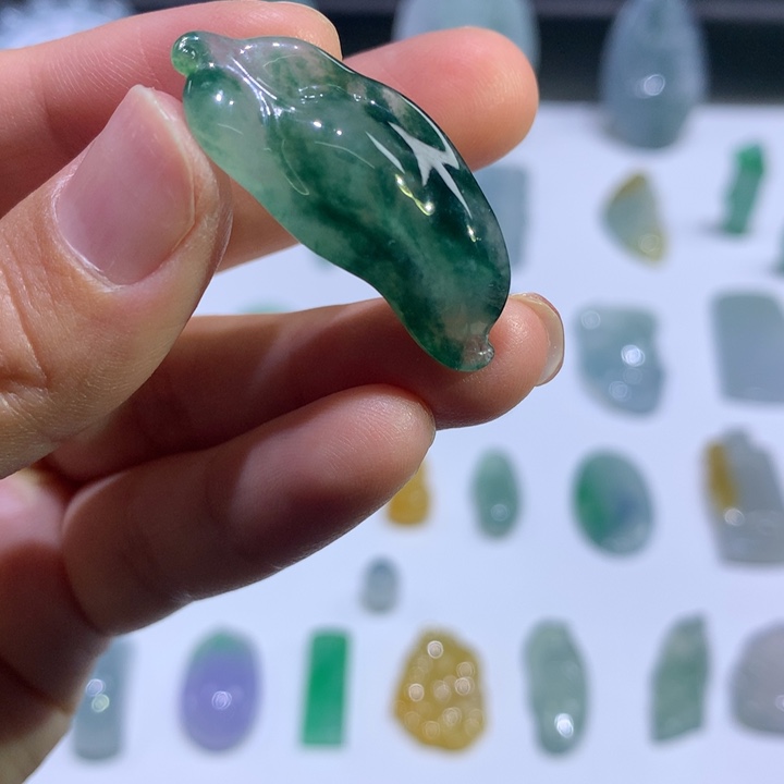 翡翠未镶嵌颈饰叶子