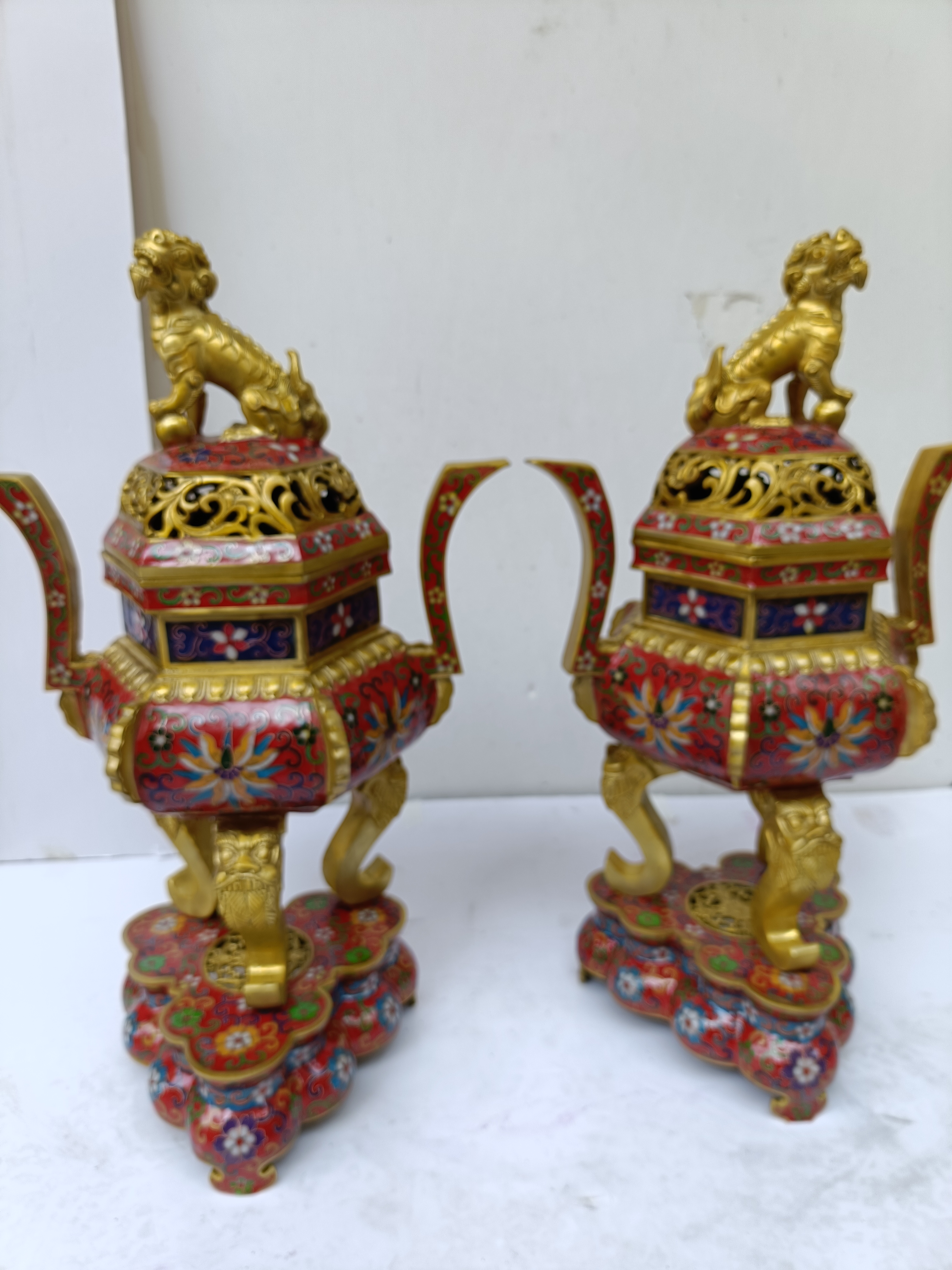 铜器掐丝珐琅熏香炉一对