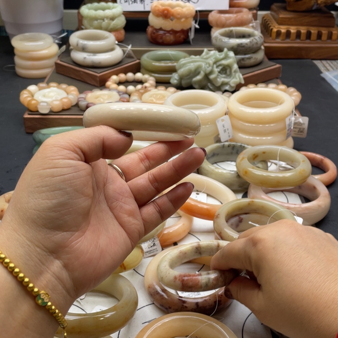 *****石英岩玉未镶嵌手镯