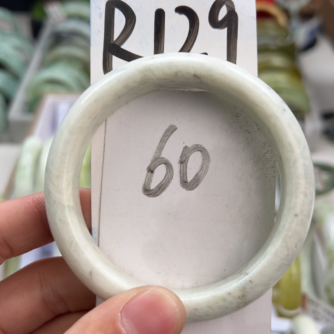 岫玉手镯未镶嵌天然岫玉微瑕，可以正常佩戴