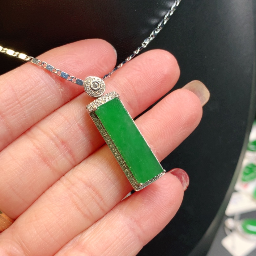 【闪购商品】翡翠吊坠(赠链)18K金镶嵌