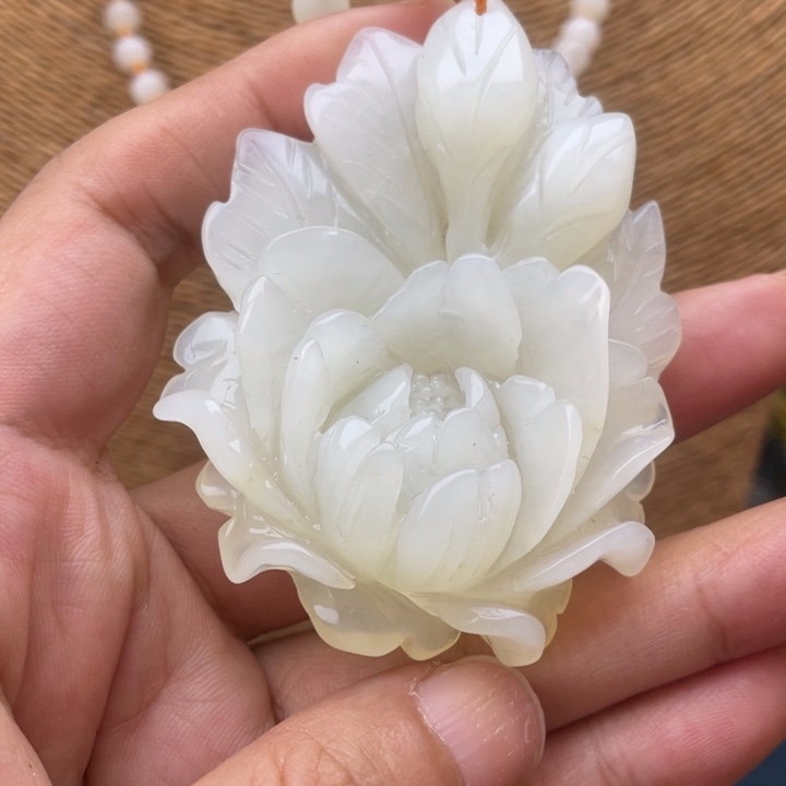 蛇纹石玉吊坠合金