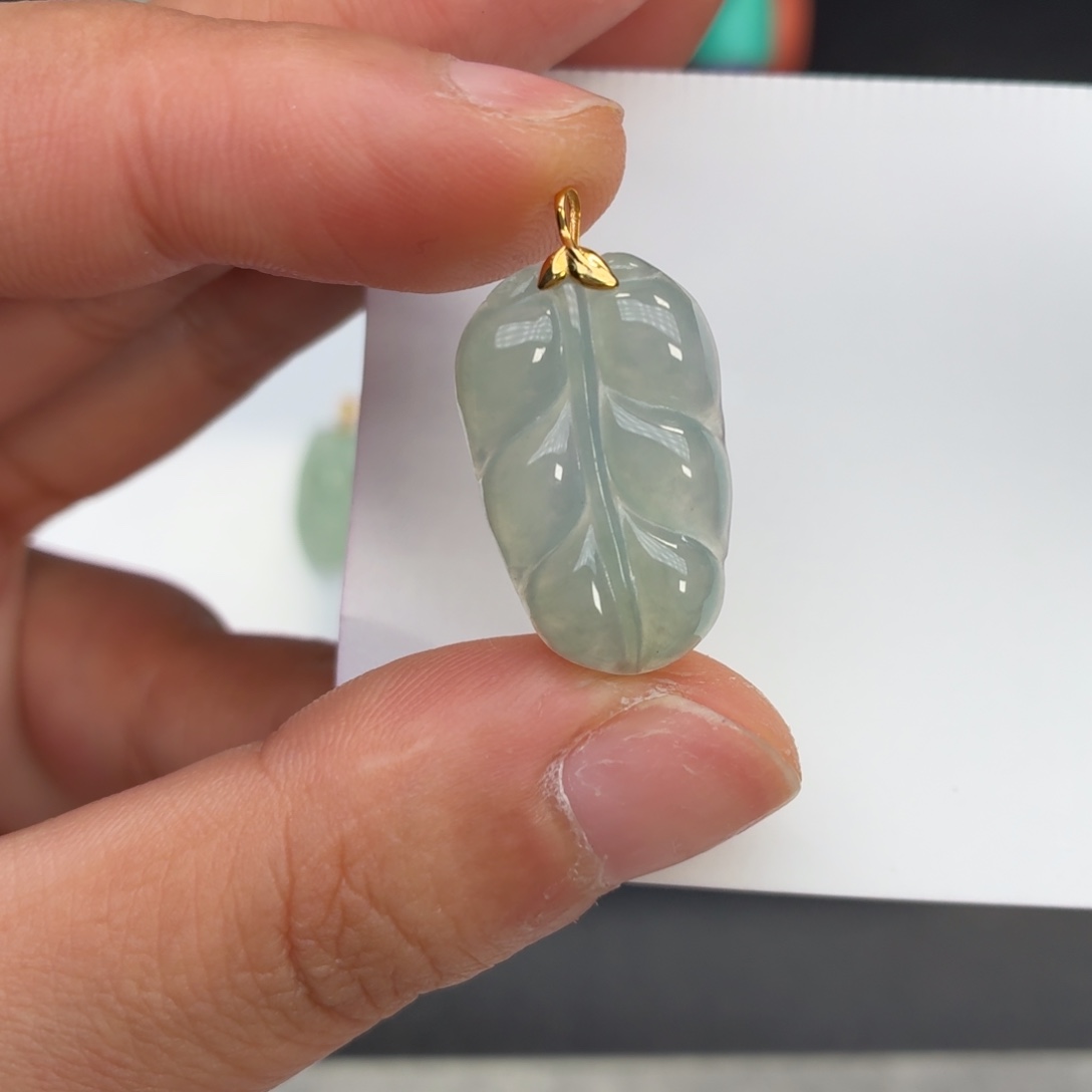 翡翠18K金镶嵌颈饰叶子